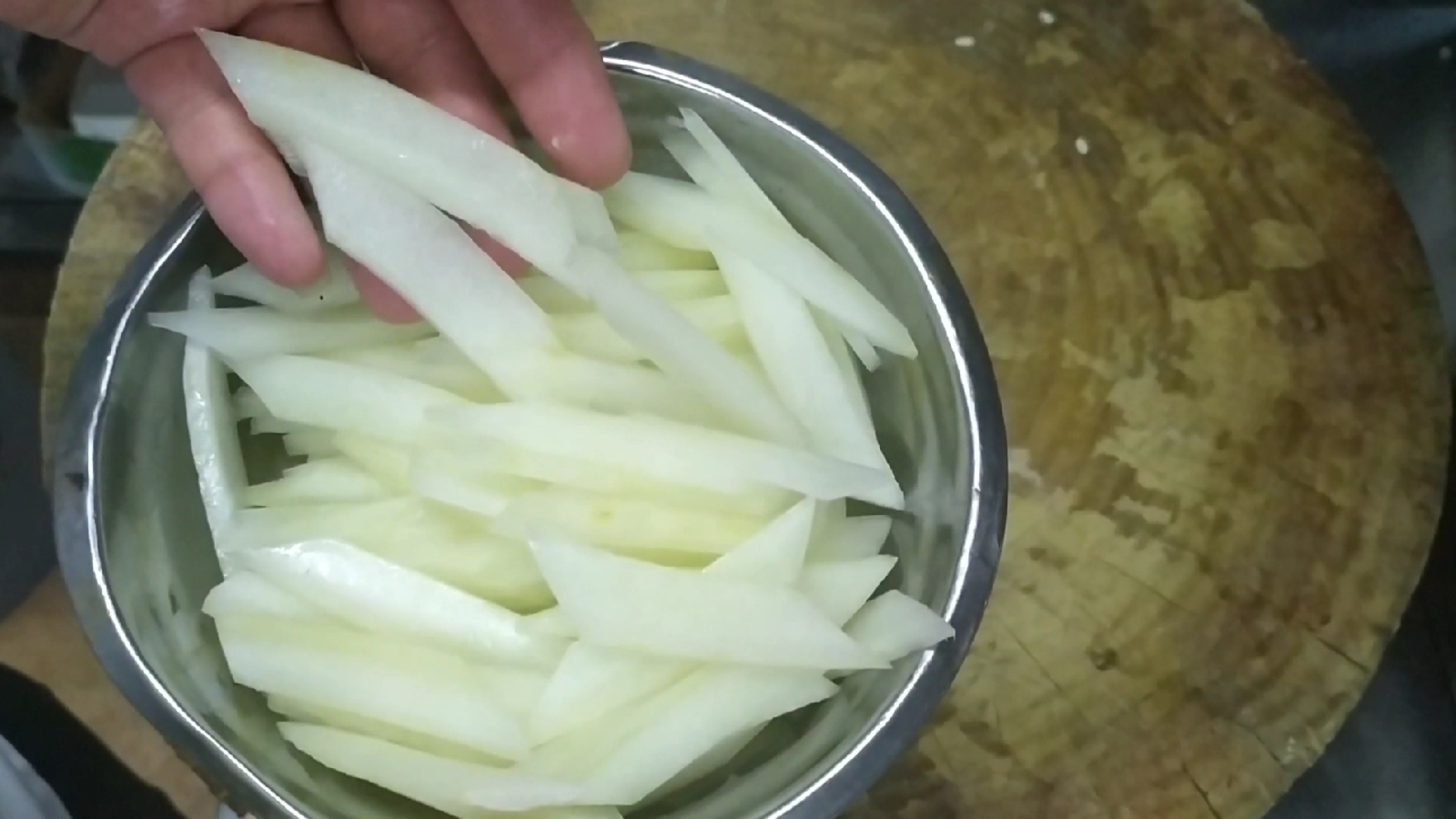 星级酒店专业煲汤厨师,用老黄瓜炖汤,汤味清爽开胃,鲜味十足