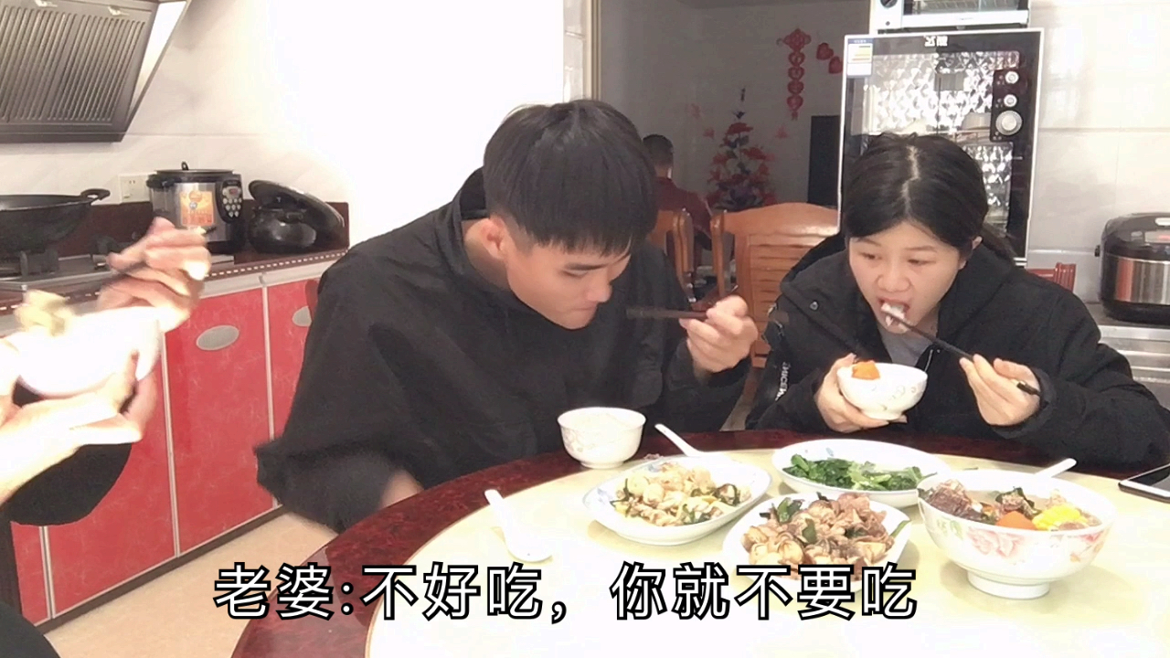 媳妇坐月子这两天没胃口,小伙做了几个菜,媳妇吃得停不下来!