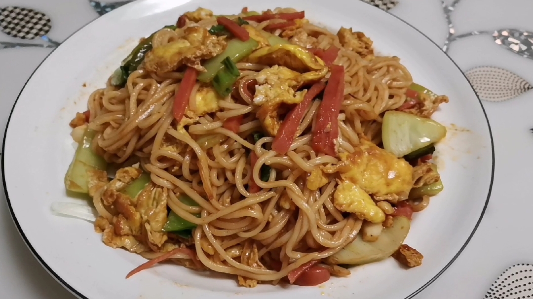 老闫做菜:鸡蛋火腿炒面