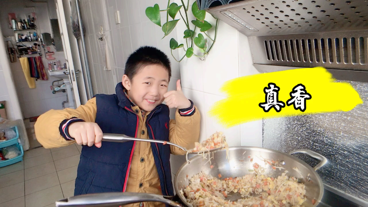 妈妈再也不用担心我饿肚子了,小学生第一次做蛋炒饭边做边吃真逗