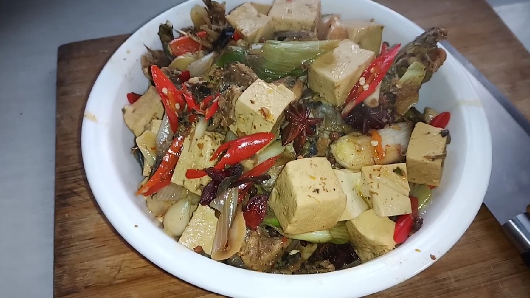 家常菜鱼炖豆腐制作完成