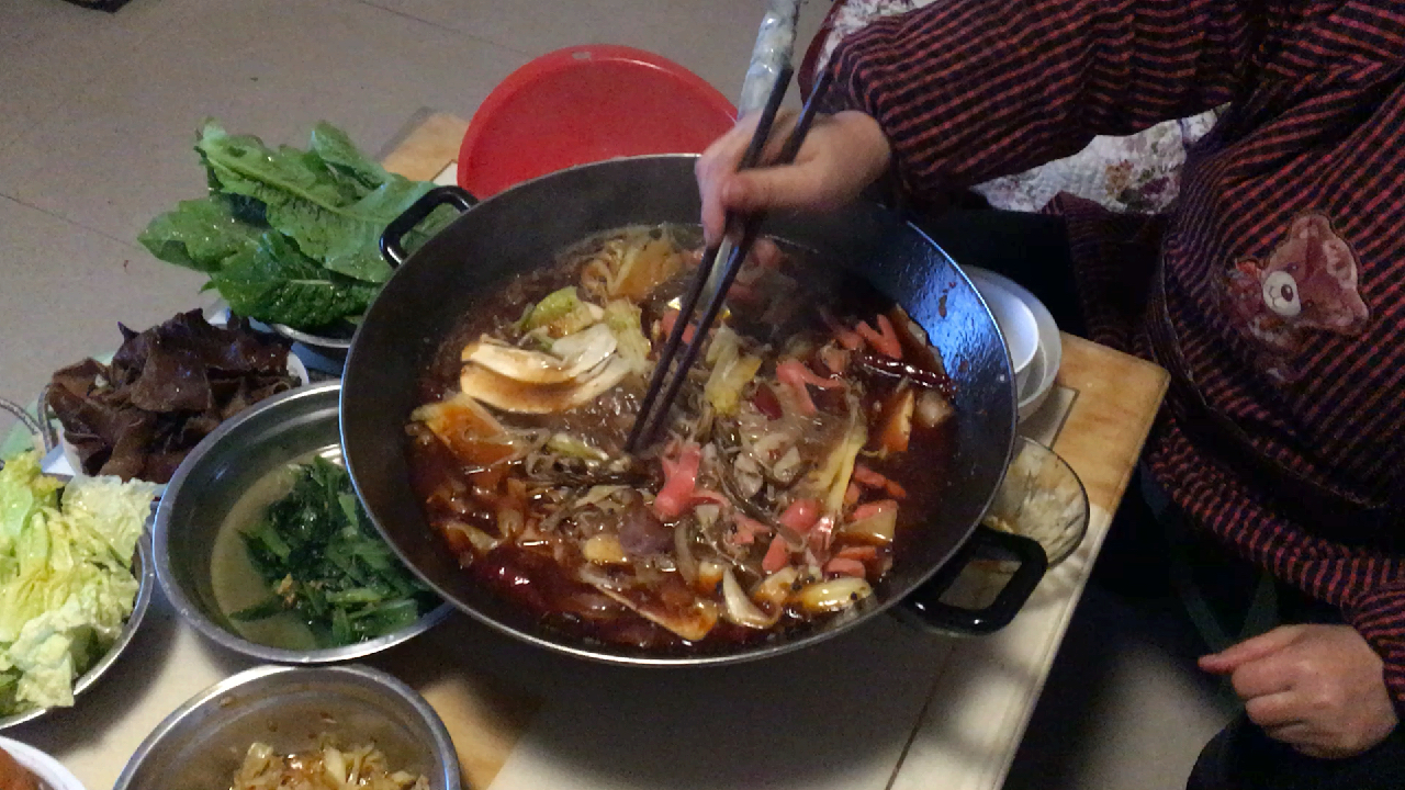农村生活简单一餐,麻辣烫荤菜素菜一锅煮,简单好做,还好吃.