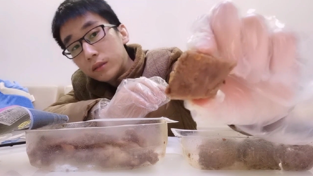 周黑鸭的鸭脖到底有这么好吃嘛?教你花10元买实体35一盒的鸭脖