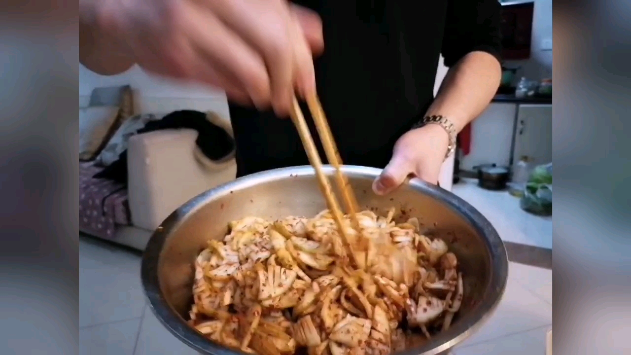 弟弟做的淹大头菜比我做的好吃,这次比上次的还要巴适!
