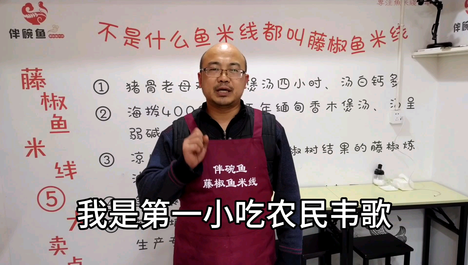 农民韦歌在家做啤酒烧鸭