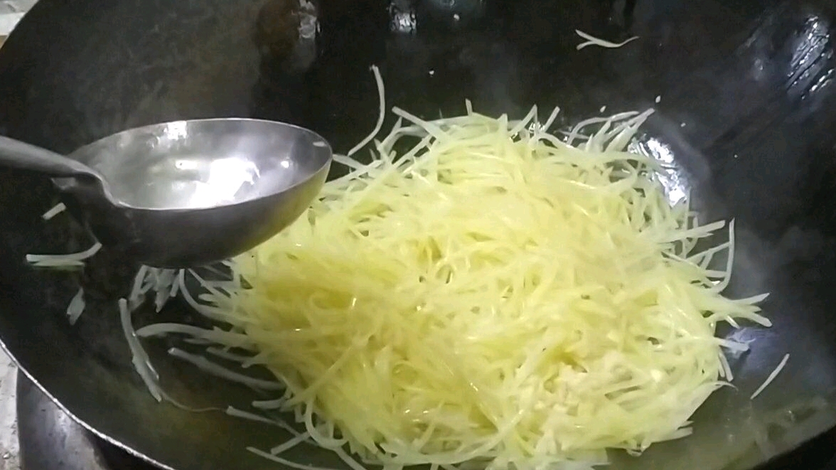 为啥老干部到酒店都吃素炒土豆丝,原来大厨是这样炒的,难怪好吃