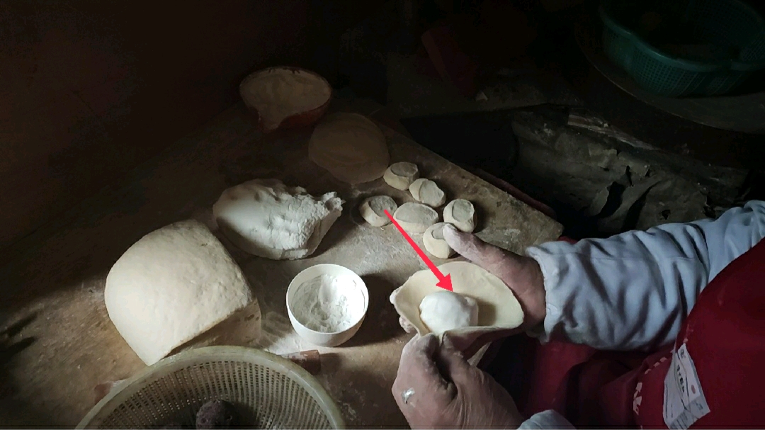 北方农村面食制作,面皮包汤圆你见过吗?香甜软糯真好吃