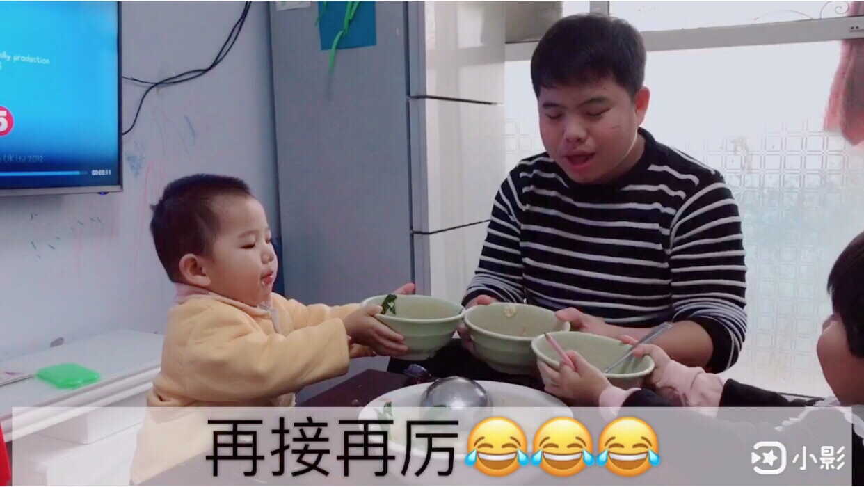 小伙第一次做疙瘩汤,什么样的做法让孩子如此喜欢?