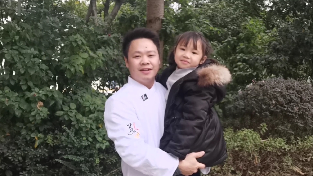 马厨跟大家分享一道女儿最爱吃的番茄味的:糖醋排骨,收藏了。