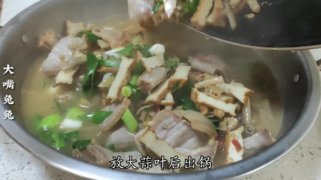 冬天腊肉火锅这样吃,又香又辣,简单易做,连吃一星期都不腻
