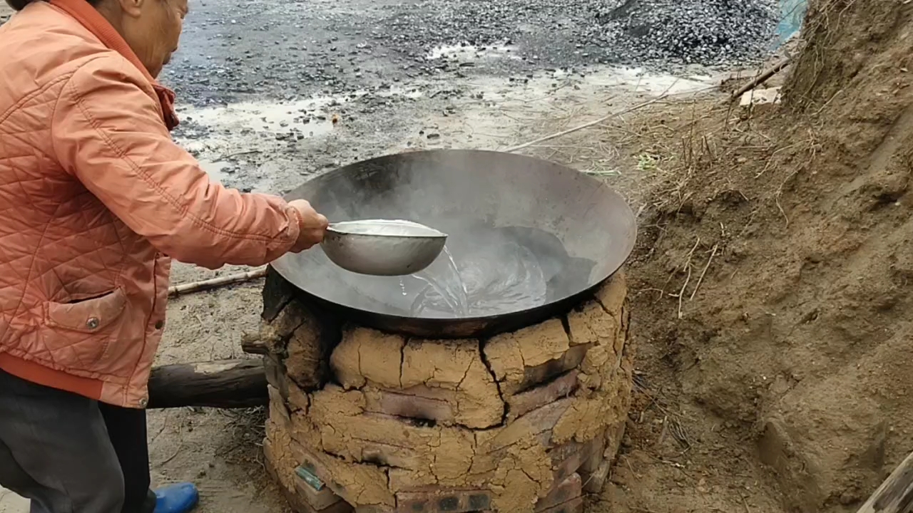 这个锅昨天是炖过狗肉的,听说炖过狗的锅是不能做豆腐的,试一下