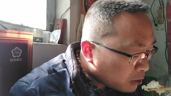 猪肉粉条炖豆腐,一家人围坐一桌,唠唠家常,这就是幸福吧!