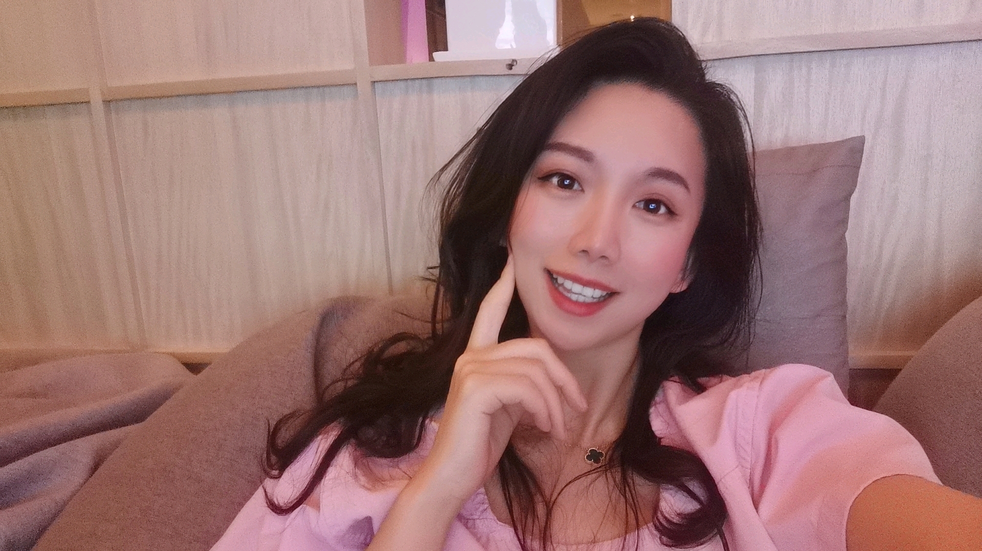 恐高症小姐姐竟然要蹲着玩VR跑酷游戏?现在的VR游戏也太厉害了