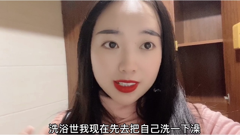 美女第一次跟老公去汗蒸,进去半个小时全身湿透了,感觉好丢人啊