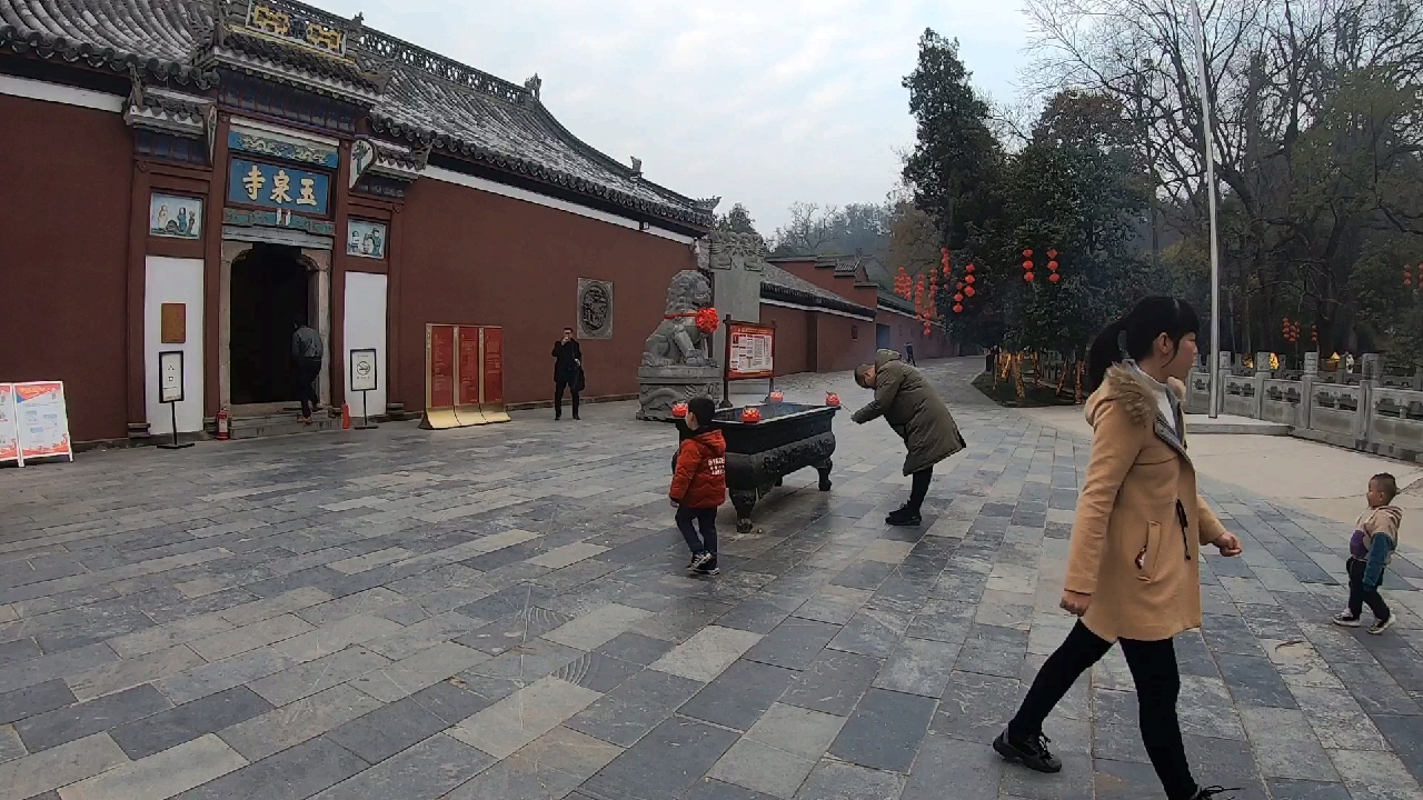 长沙小舅子过来团年,带他去玉泉寺烧香,顺便吃个郭场火锅鸡!