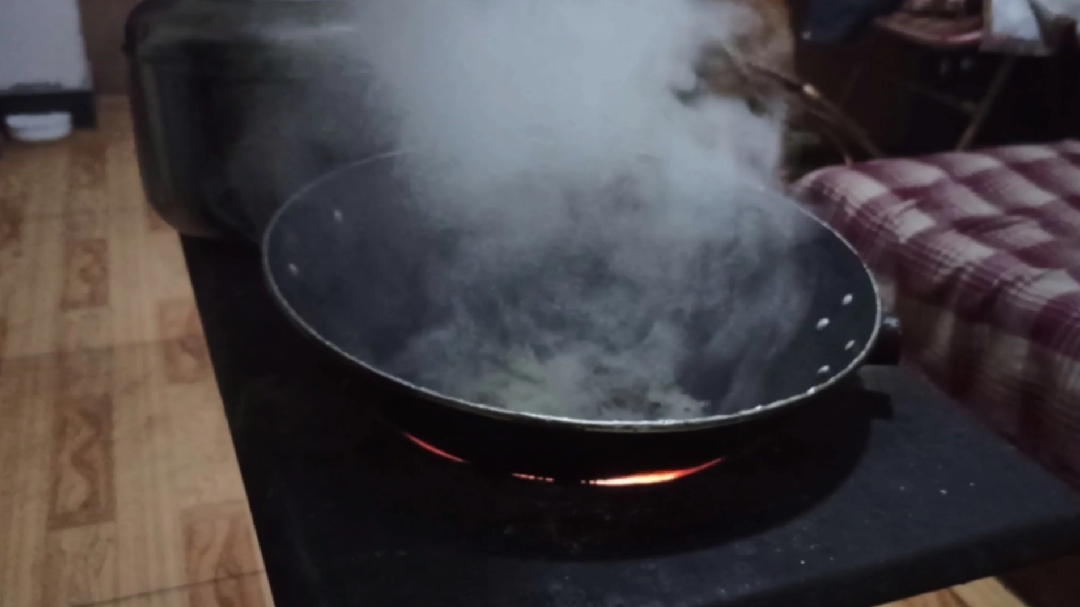 宅在家里,学炒麻辣豆腐,火太大,呛坏了,出锅味道还行。