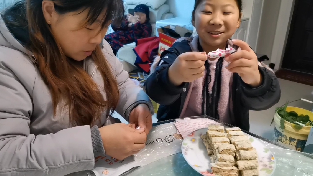 睿洁和妈妈一起做牛轧糖,五颜六色的糖纸,孩子们的最爱