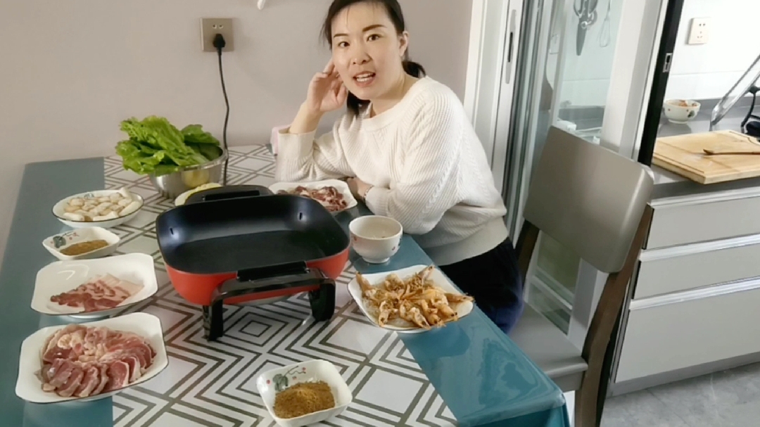 豆芽儿今天给家人做了烤肉 羊肉这样腌制好吃不膻 一不小心又吃撑