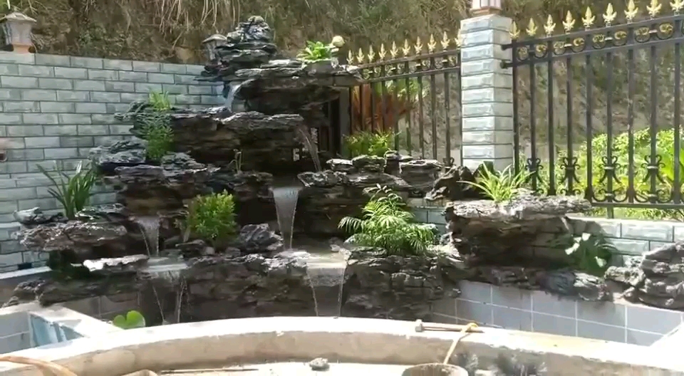 别墅庭院花园假山鱼池效果