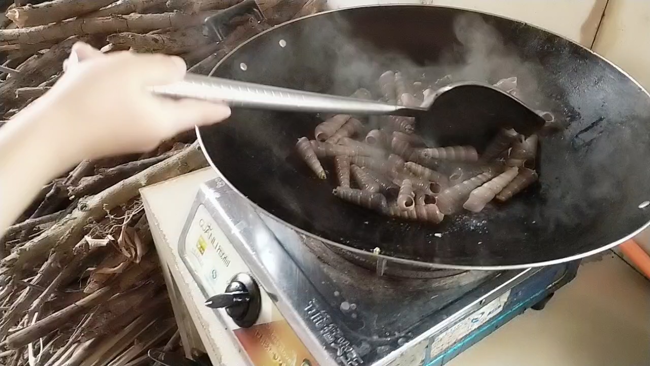 我的小小助理,今天第一次学炒菜