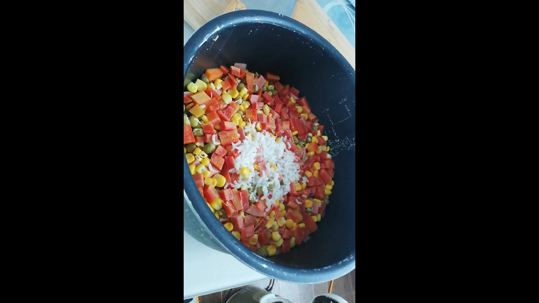 宝宝爱吃的火腿豌豆玉米粒米饭