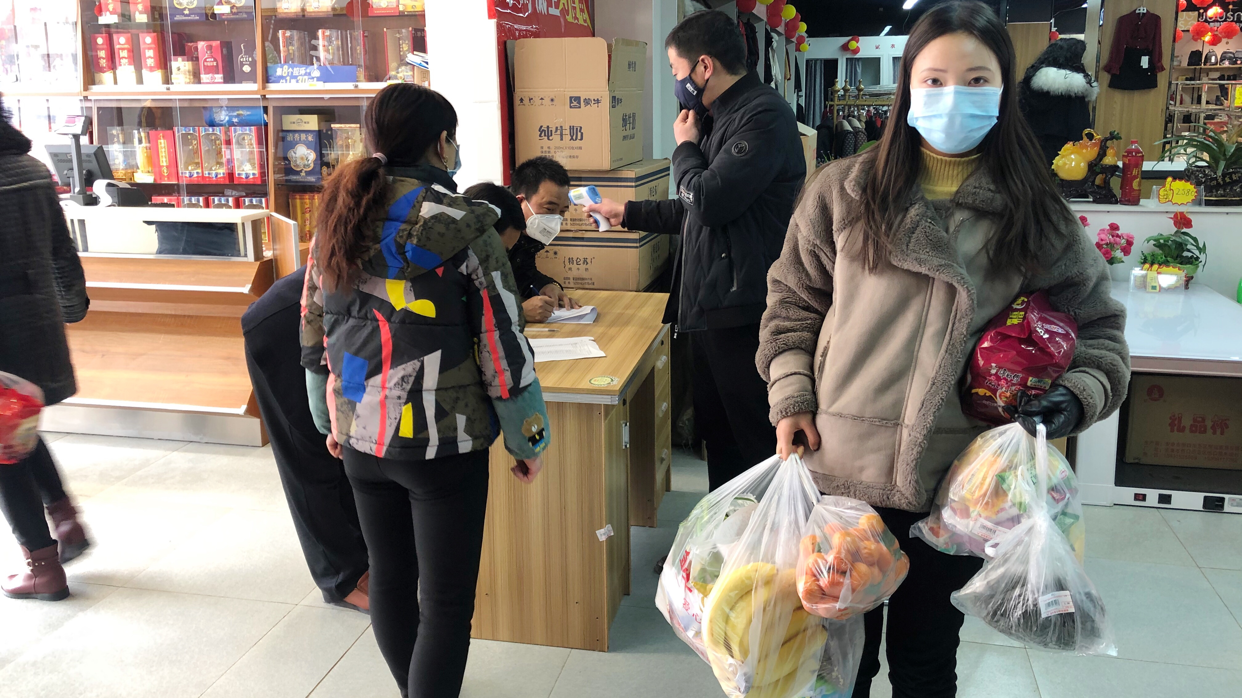 呆家里半个月终于出门,看看陕西农村超市防范有多硬核,菜价如何