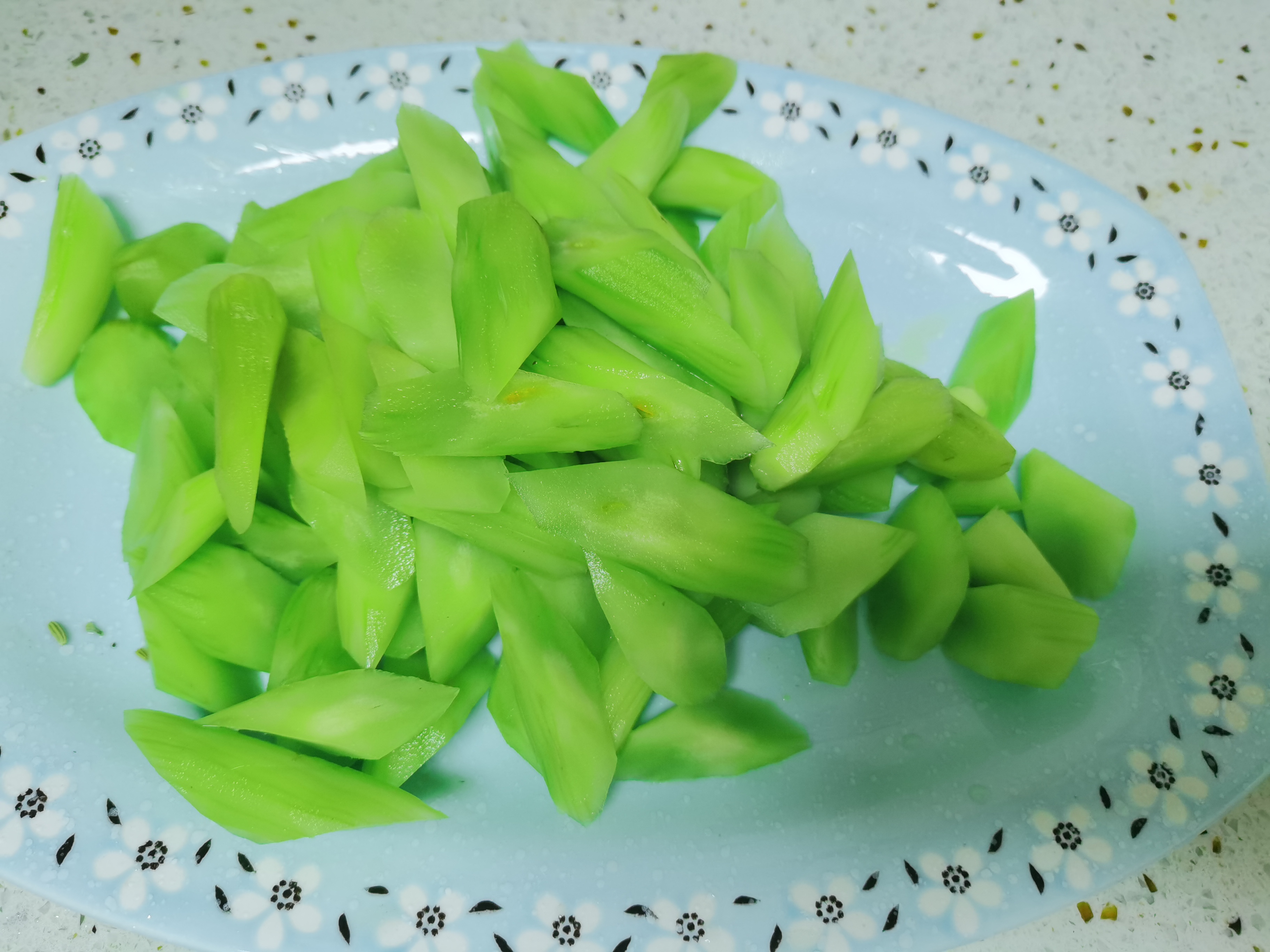 闲来无事,做个红烧小莴笋+土生土长的小麻鸭,味道棒棒哒,来吃