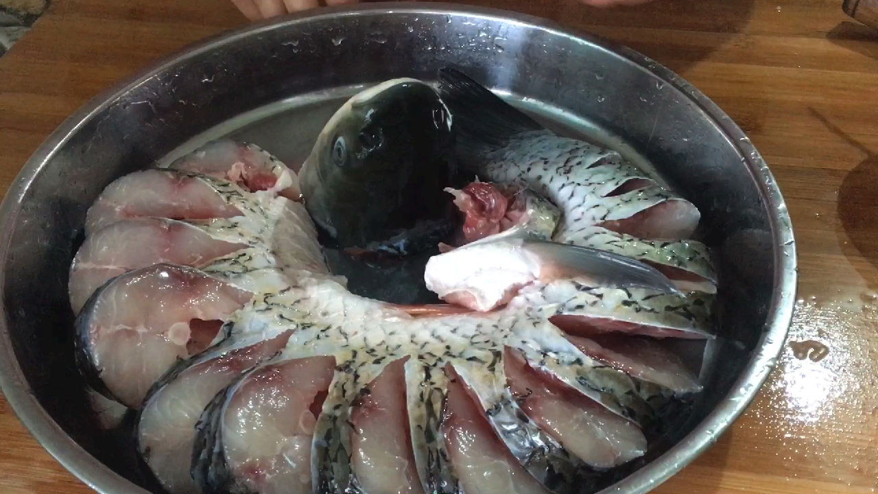 草鱼可以这样做,清蒸草鱼肉质鲜美嫩滑,营养丰富美味可口很好吃