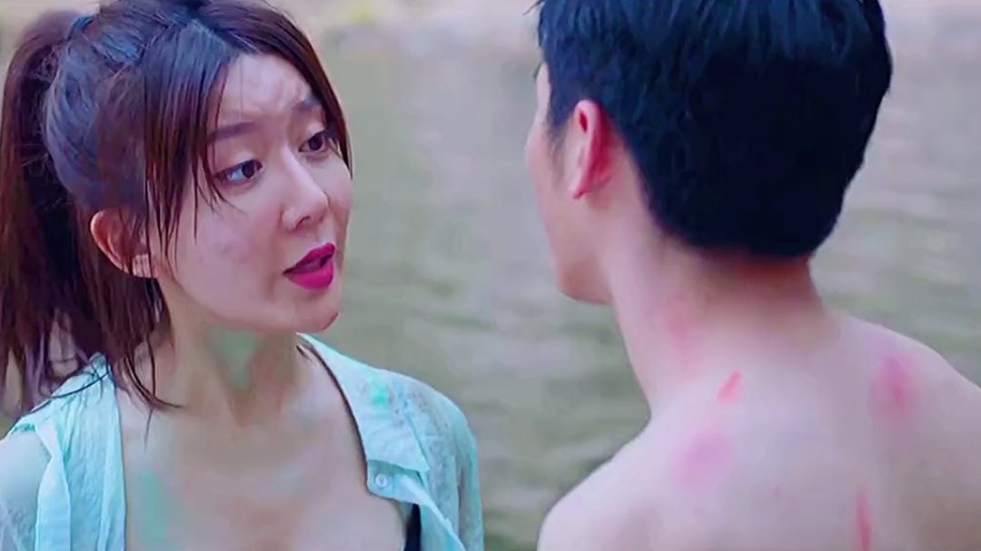 美女在河里洗澡,突然出来一条鳄鱼把她吃了