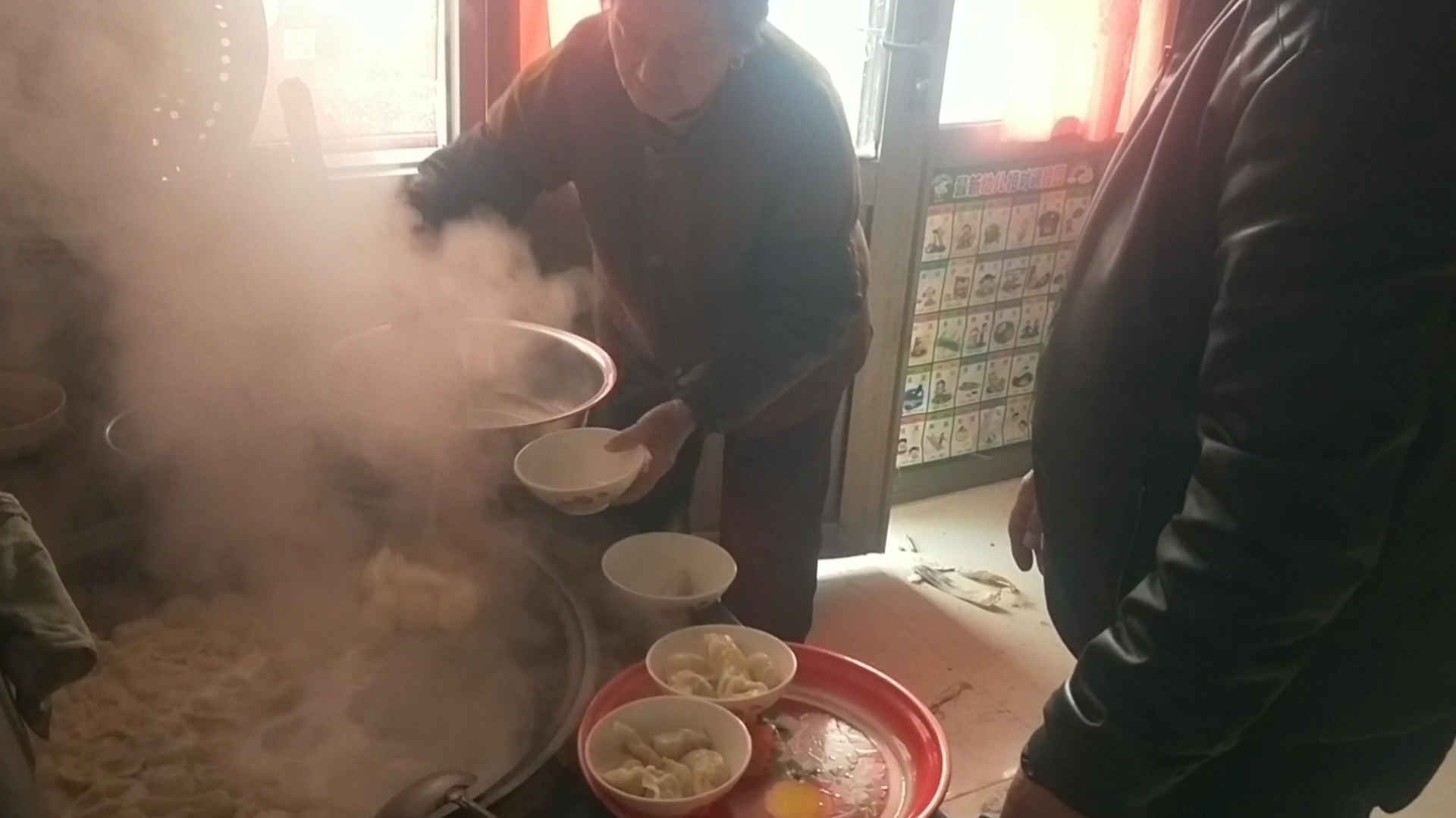 山东晓薇实拍84岁老奶奶煮一大锅饺子,这么多,4个老人太能吃了