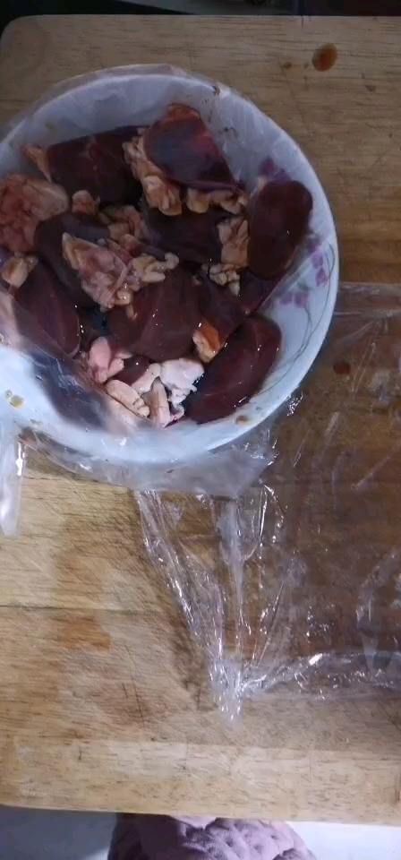 在家烤箱考羊腰子,担心膻味影响到家人,河南小伙想出硬核烧烤