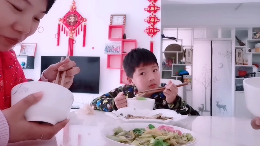 远嫁媳妇,简单俩菜,表情包儿子吃得香
