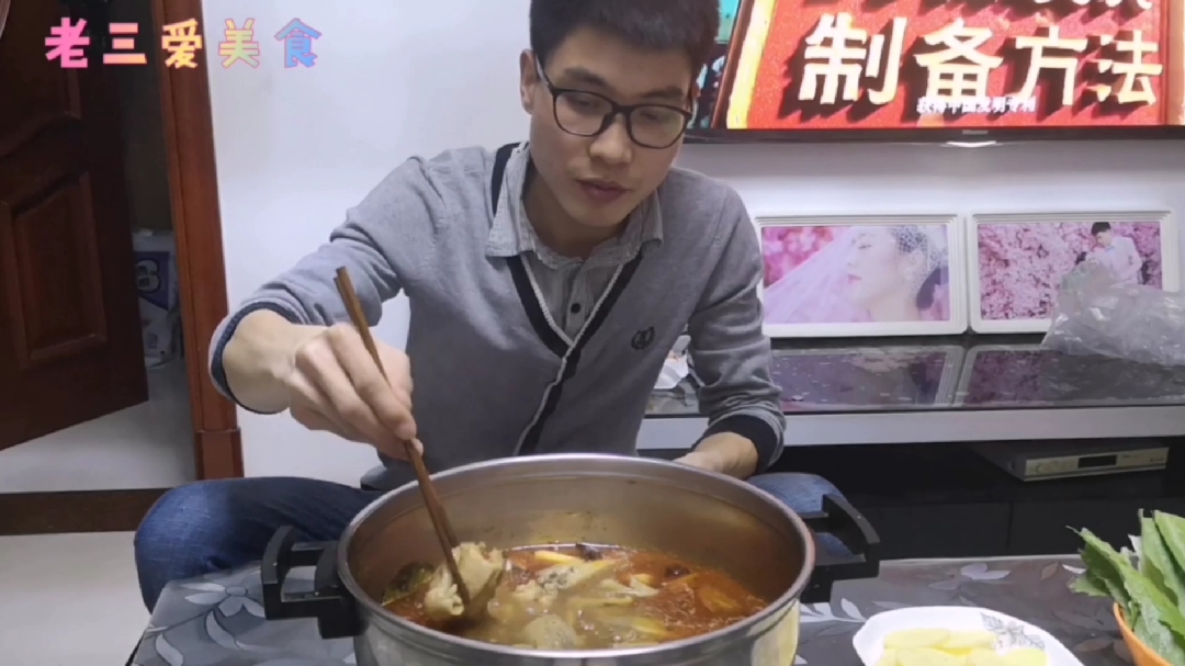 30块钱买只鸡,老三今天做火锅鸡,鸡肉麻辣鲜香一只鸡根本不够吃