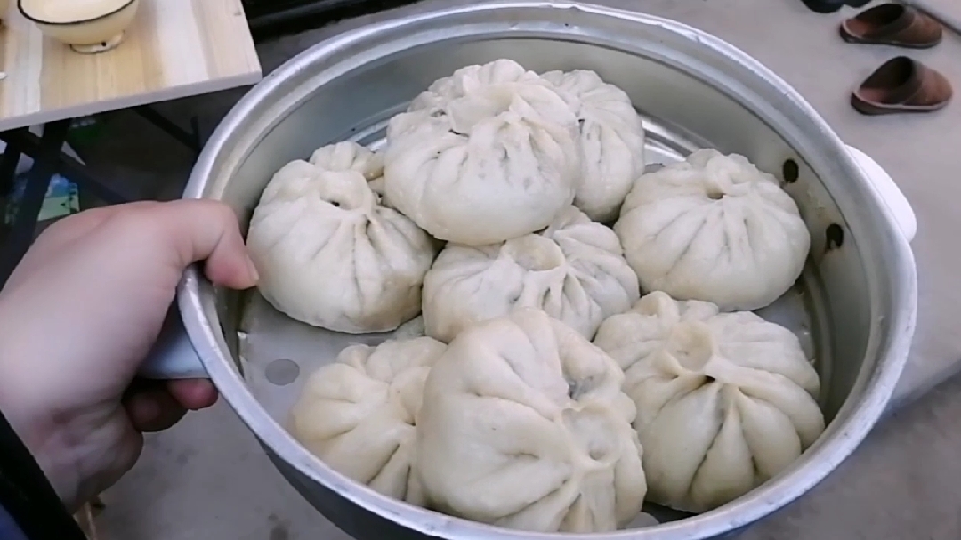 野生荠菜豆腐馅的包子,媳妇却说蒸的不好看!