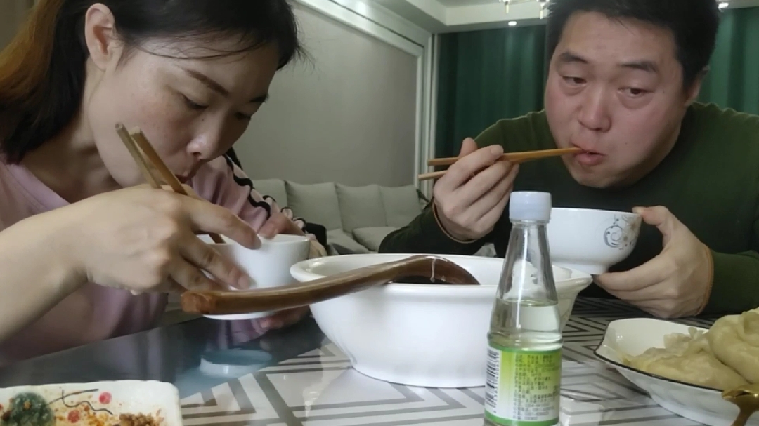 豆芽做了芥末粉皮汤,需要一边流泪一边喝,喝完要再来一碗才满足