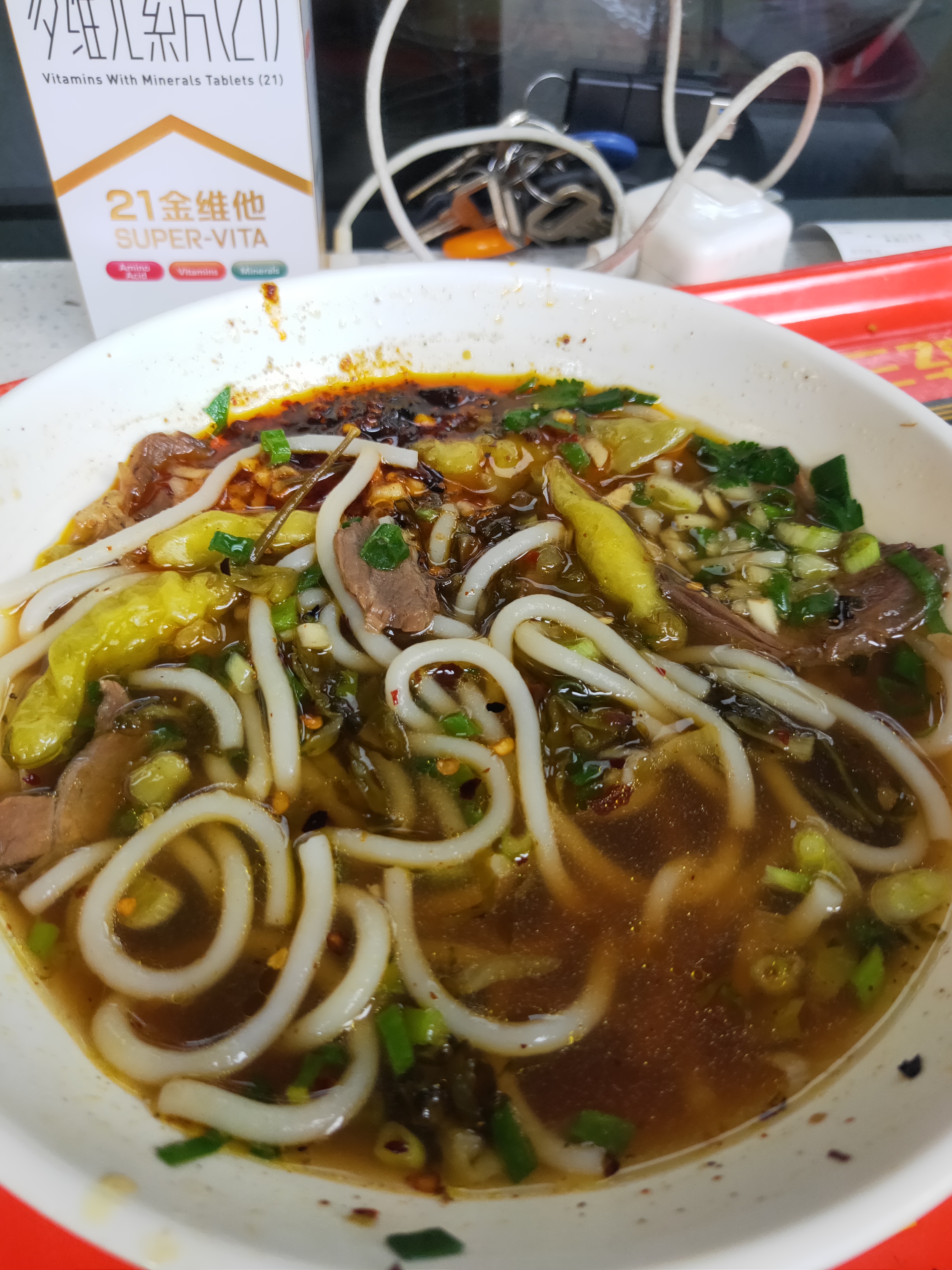 酸辣可口的美味酸菜泡椒牛肉粉,好吃哦!
