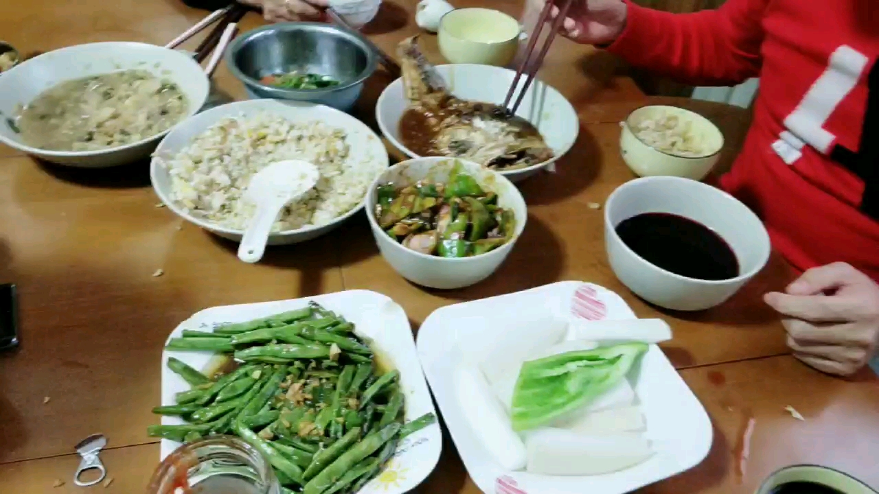 看看我们的晚餐吃的是什么,西餐+扬州炒饭+蔬菜沙拉+红酒。