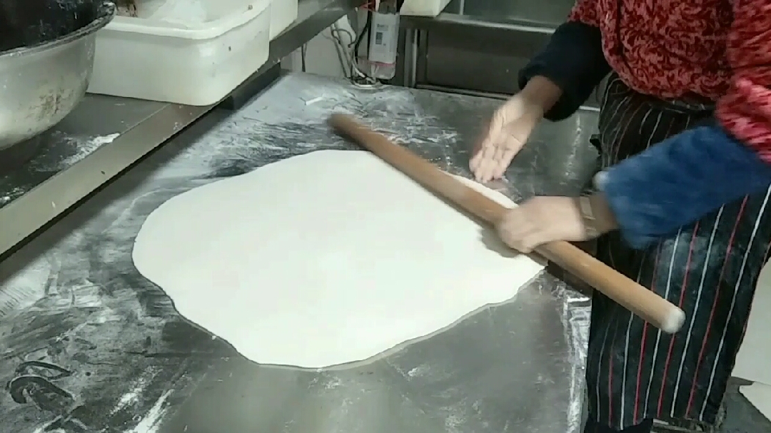 今天教大家做一道手擀面,汤鲜味美,吃着过瘾
