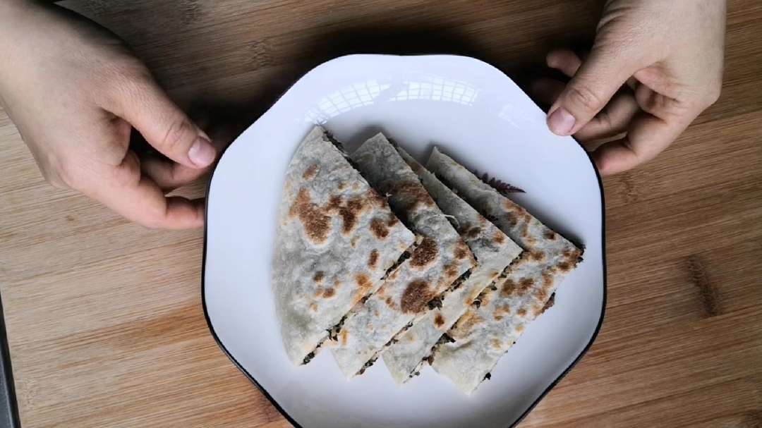 今天有猪肉了,想吃温州麦饼很久了,好吃到停不下来,麦饼做起来