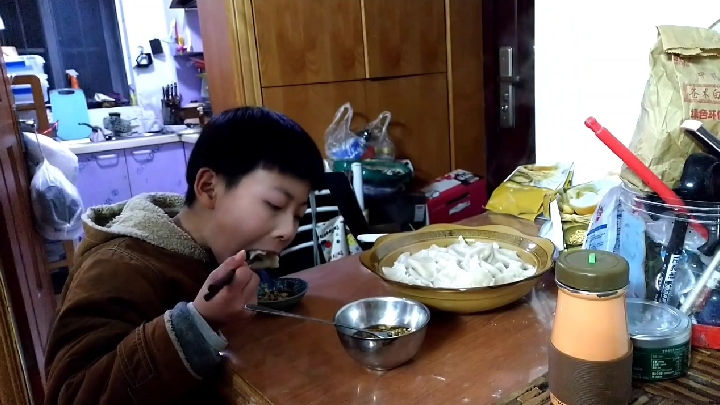 一颗白菜一个洋葱也能包出喷喷香的饺子,单亲宝吃的一刻不停!