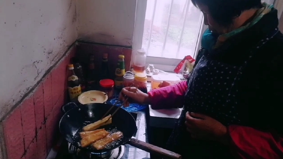 妈妈网上自学视频炸油条,在家炸油条给我们吃,太美味了!