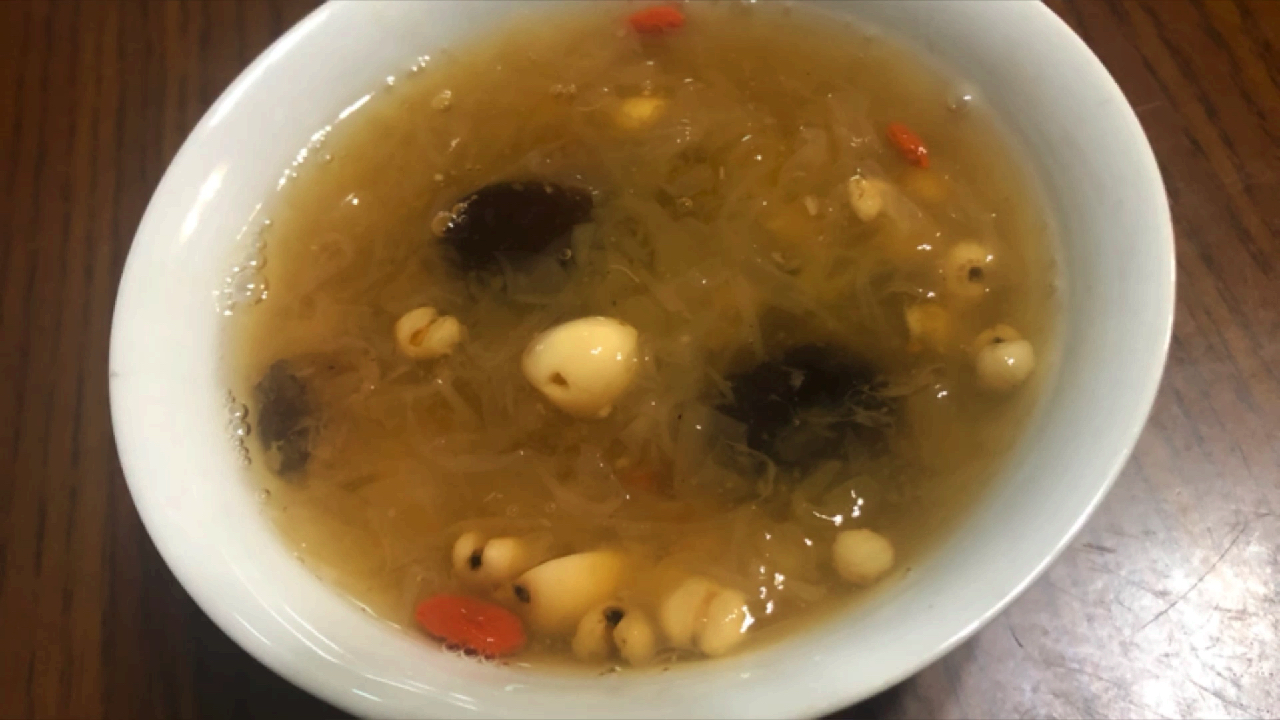 降温了,吴姐推荐一道银耳莲子羹,润肺祛湿,甜而不腻