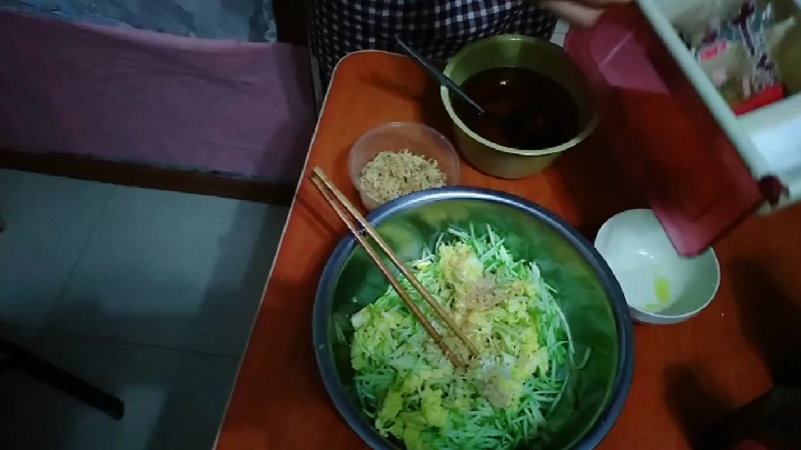 我又来了,大半夜不睡觉,做粉面蒸饺,听说这样霍馅贼好吃