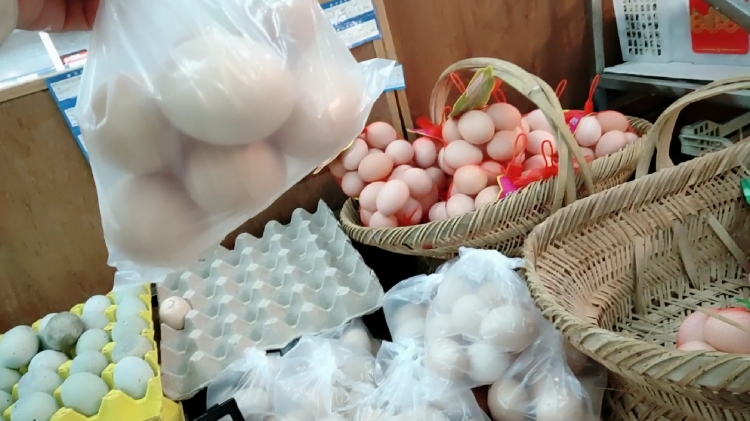 鸡蛋价格一降再降,美女实拍湖南衡阳现在鸡蛋价格,看后不要吃惊
