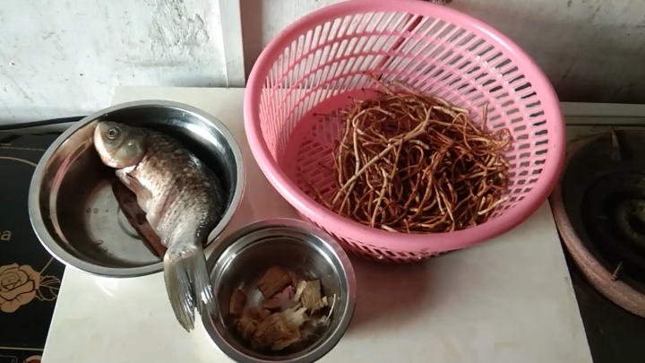 鱼腥草鲫鱼汤,清热解毒,做法简单