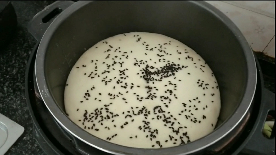 打工妹在家自制蛋糕,没有打蛋器也不需要烤箱,做出来松软香甜