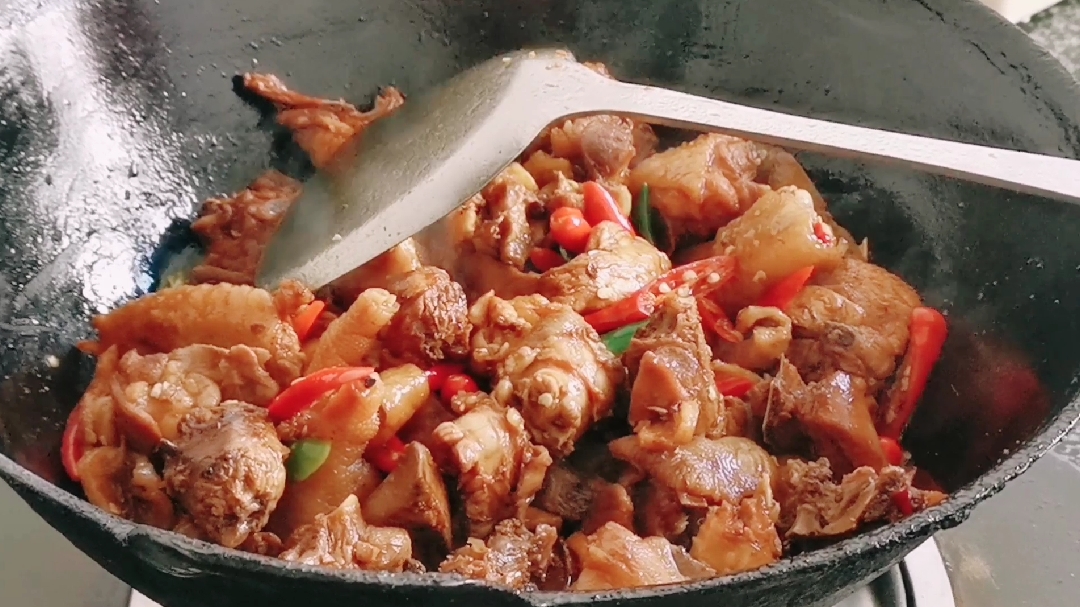 徐州地区名菜辣爆小公鸡面