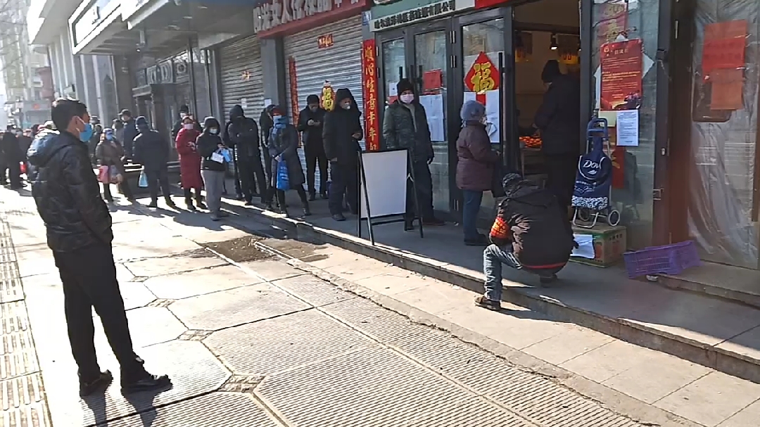 实拍哈尔滨街市,走进一家熟食店,买烧鸡还要实名登记