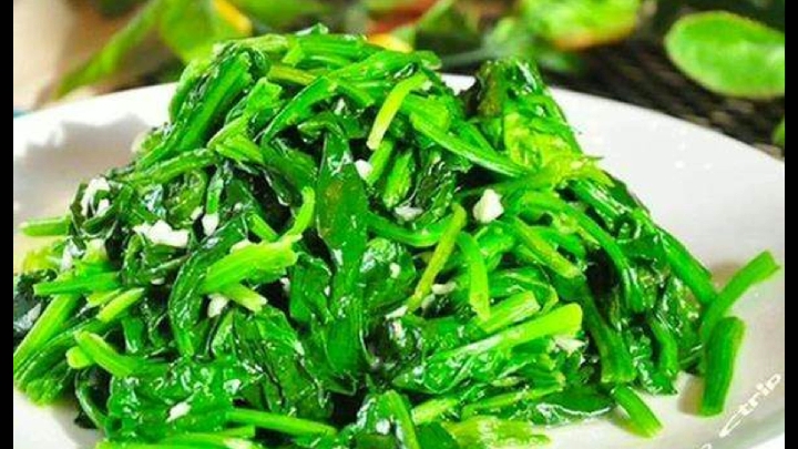 3分钟就可以做成的美食,蒜泥菠菜,家人吃完还想吃的美食
