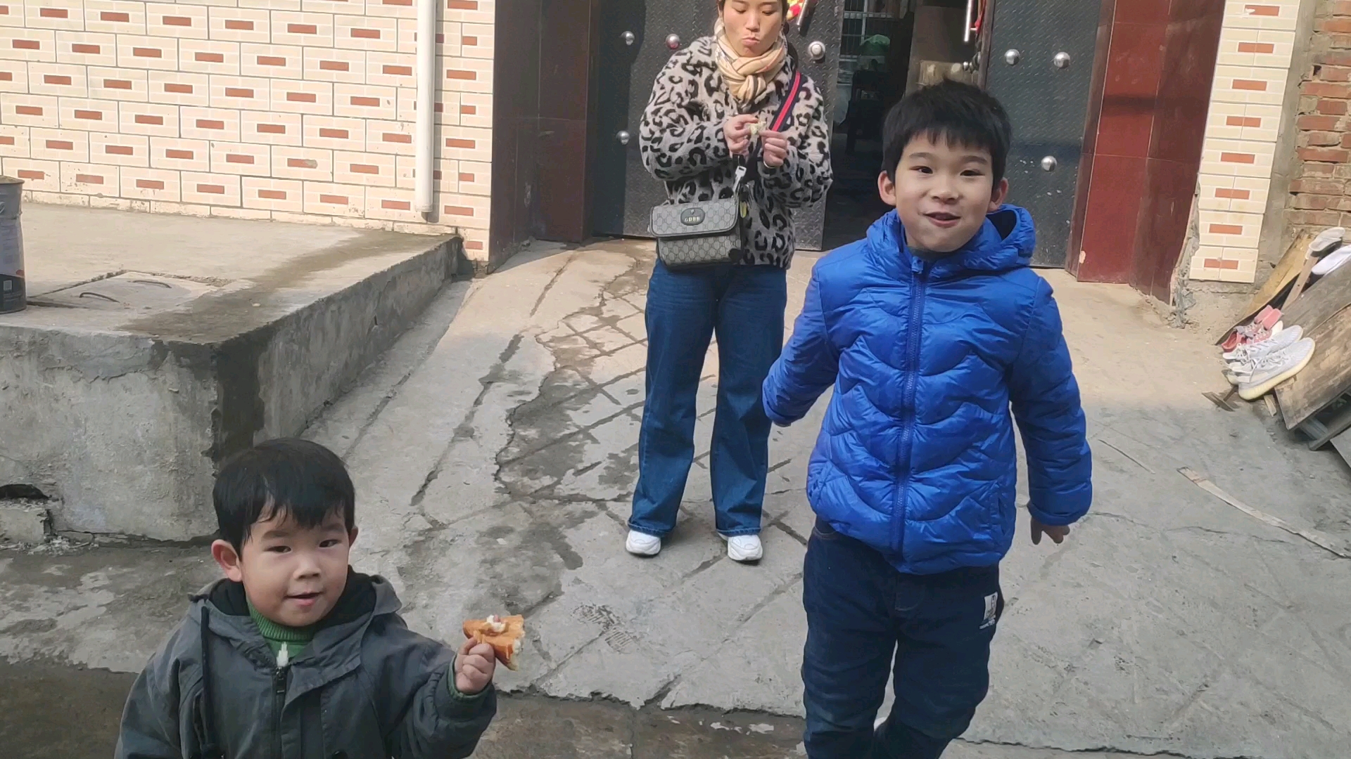 洛阳有名的小街锅贴,皮薄肉多还留汤。一斤一大盘吃着过瘾